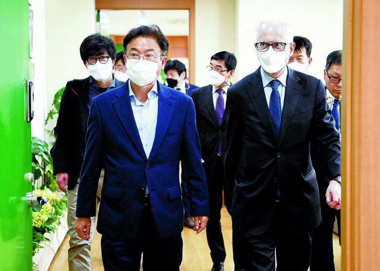 경북도는 지난 22일 페데리코 파일라 주한이탈리대사가 도청을 방문해 이철우 경북도지사를 예방하고 경북도·이탈리아의 교류 증진과 협력 방안 대해 환담을 나눴다고 밝혔다. 이번 방문은 대구·경북 국제교류협의회의 한·이탈리아협회의 소개로 이뤄진 것으로, 주한이탈리아대사가 경북도를 방문한 것은 처음이다. 파일라 대사는 도청 방문에 이어 대구경북디자인진흥원으로 이동해 ‘2022 대구경북 이탈리아 교류의 날’행사에 참석했다.이종팔기자