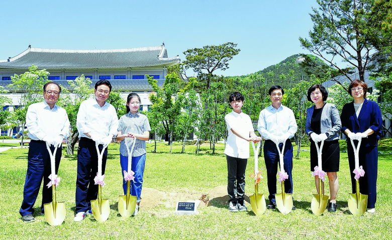 경북도는 5일 도청 새마을광장에서 ‘제100회 어린이날’ 기념식을 개최했다. 이날 행사에는 이철우 경북도지사, 송기동 경북도교육청 부교육감, 도의원, 아동관련 단체장 등이 참석하고 인근 초등학교 어린이 100명이 초청됐다. 어린이날 100주년을 맞아 TBC 특집 생방송으로 진행된 이번 기념식에서는 어린이 대표가 아동권리헌장을 낭독하며 어린이 스스로 자신의 권리를 알고 어른도 어린이의 권리를 이해하고 존중해야 한다는 약속을 되새기는 시간을 가졌다. 주제영상을 통해 어린이날 100주년을 돌아보고, 김용택 시인과 시민들이 축하영상을 통해 어린이의 소중함을 얘기하고 어린이들에게 격려와 응원의 메시지를 전했다.이종팔기자