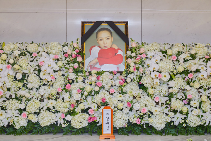 한국 영화의 큰 별 고 강수연의 빈소가 8일 서울 강남구 삼성서울병원 장례식장에 차려져 있다. 뉴시스