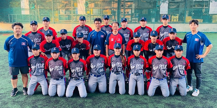 한국야구위원회(KBO)는 14일까지 한국에서 고교야구팀과 함께 훈련하는 라오스 야구 국가대표팀에 야구공 600개를 전달한다. 라오스는 야구 불모지였으나 이만수 헐크파운데이션 이사장이 2014년부터 야구 보급에 힘썼고 국내 지도자들이 파견돼 국제대회 참가를 이끄는 등 최근 많은 성장을 이뤄냈다. 대한야구소프트볼협회(KBSA) 초청으로 19명의 라오스 대표팀 선수가 입국해 강릉고와 합동 훈련을 진행 중이며 국내 고교 야구팀과 친선 경기를 치른 후 오는 15일 출국할 예정이다. KBO는 야구 저변 확대에 동참하기 위해 라오스 대표팀에 야구공 600개를 전달하기로 했다. 이밖에도 다양한 지원 방안을 검토할 예정이다.뉴시스