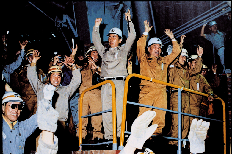 1973년 6월 9일 포항제철소 제1고로 첫 출선(용광로에서 쇳물을 뽑아내는) 모습.