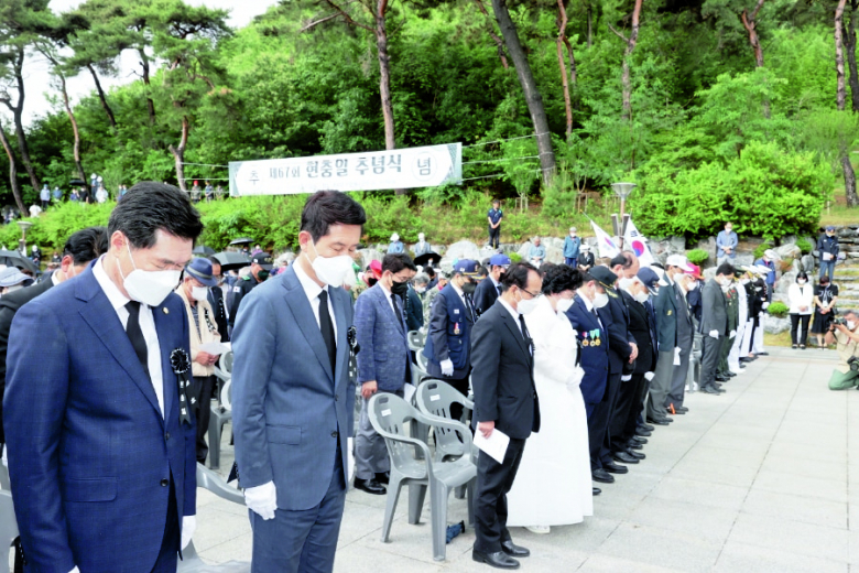 포항시는 6일 포항시 충혼탑 광장에서 국가를 위해 희생·헌신하신 순국선열과 호국영령의 넋을 기리고 추모하는 ‘제67회 현충일 추념식’을 거행했다. 이날 추념식에는 국가유공자 및 유가족, 보훈단체장, 국회의원, 기관·단체장, 시민, 학생 등 2,000여 명이 참석한 가운데 전국적으로 울리는 싸이렌 취명에 맞춰 1분간 순국선열과 호국영령에 대한 묵념을 올리고 국민의례, 헌화 및 분향, 추념사, 헌시낭송과 위령무, 현충일 노래 합창, 위패봉안실 참배 순으로 엄숙하게 진행됐다. 지난 2년간 현충일 추념식은 코로나19 감염 예방과 확산 방지를 위해 행사 참석 인원을 대폭 축소해 진행했으나 올해는 사회적 거리두기 제한 해제에 따라 많은 국가유공자 및 유가족분 들과 함께 할 수 있어  더욱 더 뜻깊은 행사가 됐다.  김재원기자