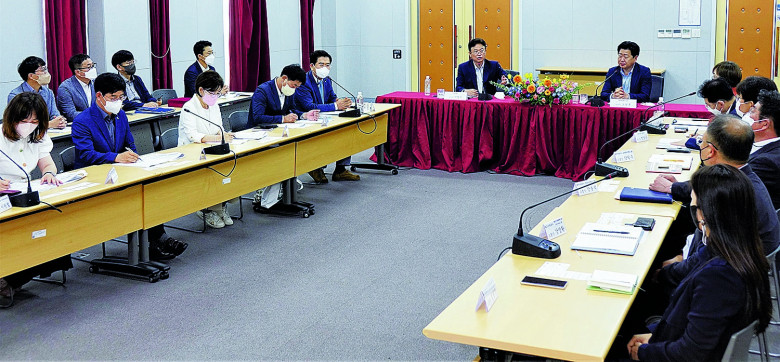 경북도와 제주도가 14일 제주관광공사 회의실에서 스마트관광 활성화 방안과 관광마케팅 전략을 공유하기 위한 토론회를 하고 있다.