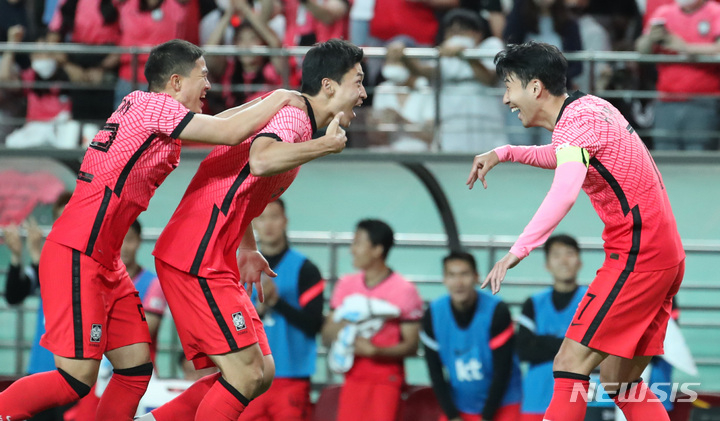 14일 서울월드컵경기장에서 열린 축구 국가대표팀 평가전 대한민국 대 이집트 경기, 한국 조규성이 팀의 세번째 골을 성공시킨 후 손흥민 등 선수들과 기뻐하고 있다.