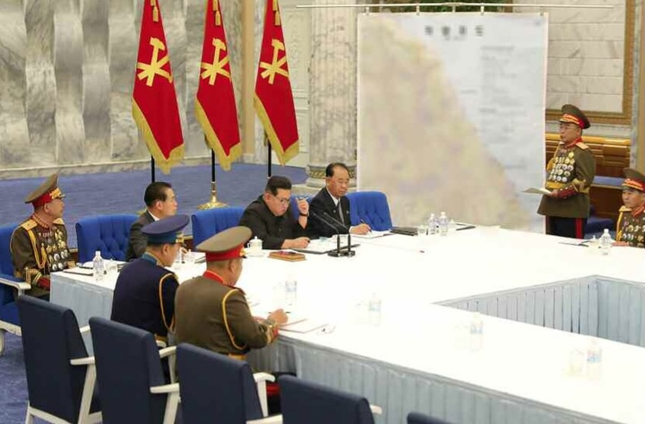 북한 중앙군사위원회 회의 중 등장한 한국 동해안 지도.  뉴시스