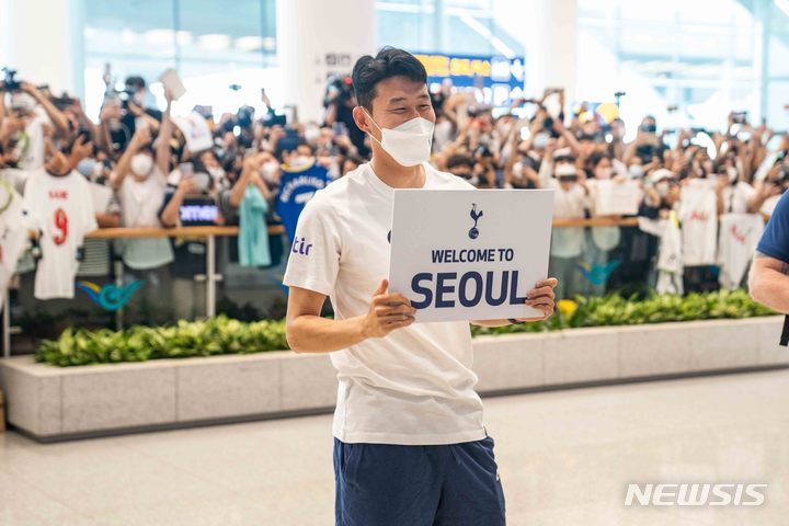 잉글랜드 프로축구 프리미어리그(EPL) 토트넘 홋스퍼 선수단이 10일 오후 인천국제공항 제2터미널을 통해 입국한 가운데 아시아 선수 최초로 EPL 득점왕에 오른 손흥민(30)의 깜짝 마중에 입국장은 들썩였다. 오후 3시20여 분경 토트넘 선수단이 인천공항에 착륙했고, 30분 정도 지나자 입국장에 손흥민이 깜짝 등장했다. 마치 가이드처럼 나타난 슈퍼스타의 등장에 팬들은 