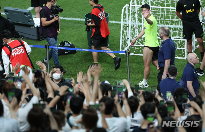 잉글랜드 프로축구 프리미어리그(EPL) 토트넘의 손흥이 11일 오후 서울 마포구 서울월드컵경기장에서 훈련을 마친 후 팬들에게 인사를 하고 있다.