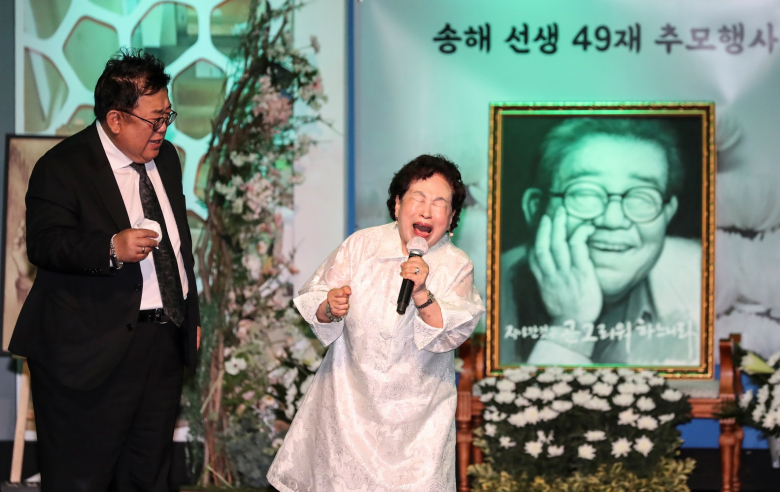 탤런트 전원주씨가 26일 오후 서울 종로구 모두의 극장에서 열린 송해 선생 49재 추모행사에서 개그맨 이용식씨와 노래하고 있다.  뉴시스