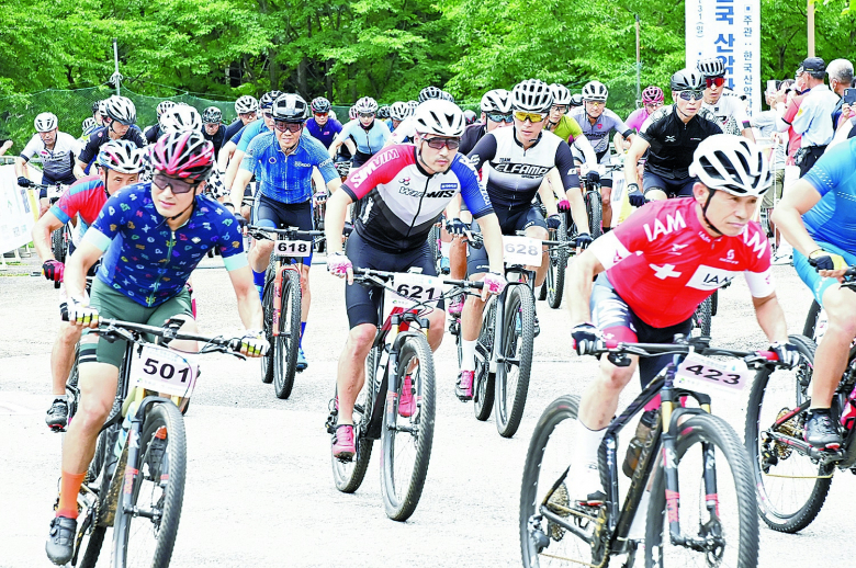 산악스포츠 메카 청송군의 태행산 MTB산악자전거코스에서 지난달 30,31일 (2일간) 제12회 청송군수배 전국 산악자전거(MTB) 대회가 성황리에 개최됐다. 이번 대회는 청송군이 주최하고 한국산악자전거연맹이 주관하는 대회로 지난달 30일에는 다운힐(DH) 경기, 31일에는 크로스컨트리(XC) 경기로 나뉘어 열렸으며, 다운힐은 초·중·상급 등 6등급으로, 초급, 중급, 남자부, 학생부, 여자부 등 22등급의으로 나눠 기량을 겨뤘다.김연태기자