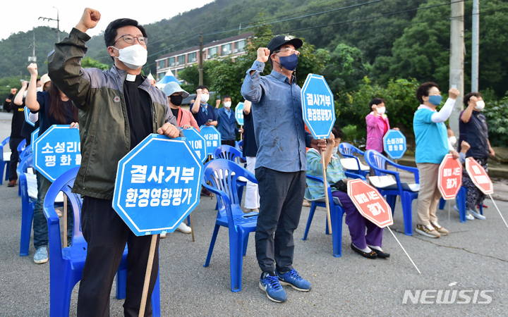 18일 오전 경북 성주군 초전면 소성리 마을회관 앞에서 사드(THAAD·고고도미사일방어체계) 기지 물자 반입에 반대하는 주민과 시민단체 회원들이 집회를 열고 있다.
