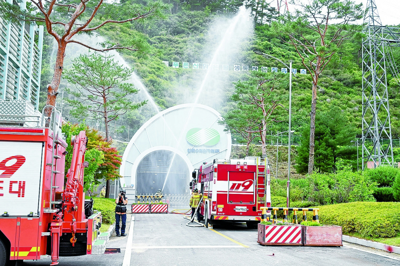 청송군은 24일 청송양수발전소에서 군청, 군부대, 경찰서 등 관련기관과 합동으로 ‘청송양수발전소 폭발물 테러 및 화재 대비 훈련’을 실시했다. ‘2022 을지연습 실제훈련’으로 실시된 이번 훈련은 적 특작부대가 국가주요방호시설인 청송양수발전소에 폭발물 테러를 가한 상황을 가정하여, 군부대의 지원으로 적을 격퇴하고 민·관·군이 함께 대응하는 종합대책 훈련으로 진행되었다.김연태기자