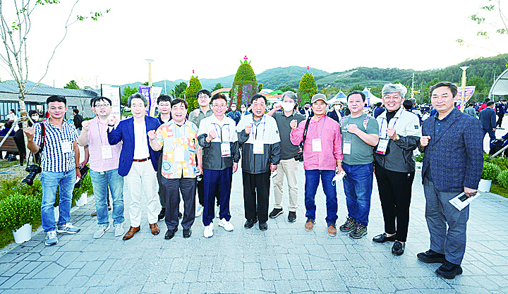 외신기자들과 이철우 경북지사, 경북도 관계자들이 지난달 30일 2022 영주세계풍기인삼엑스포 행사장에서 기념사진을 찍고 있다.