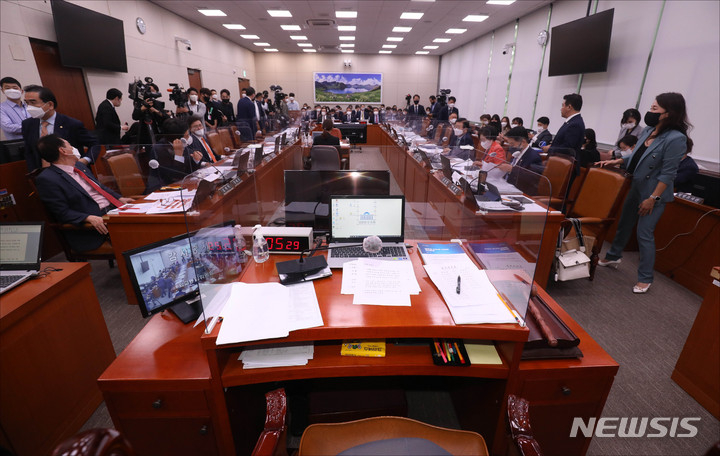 4일 오후 서울 여의도 국회에서 열린 국회 외교통일위원회 외교부 국정감사에서 윤석열 대통령 비속어 논란 영상을 재생하는 것을 두고 여야 의견 차이로 감사가 중지되고 있다.뉴시스