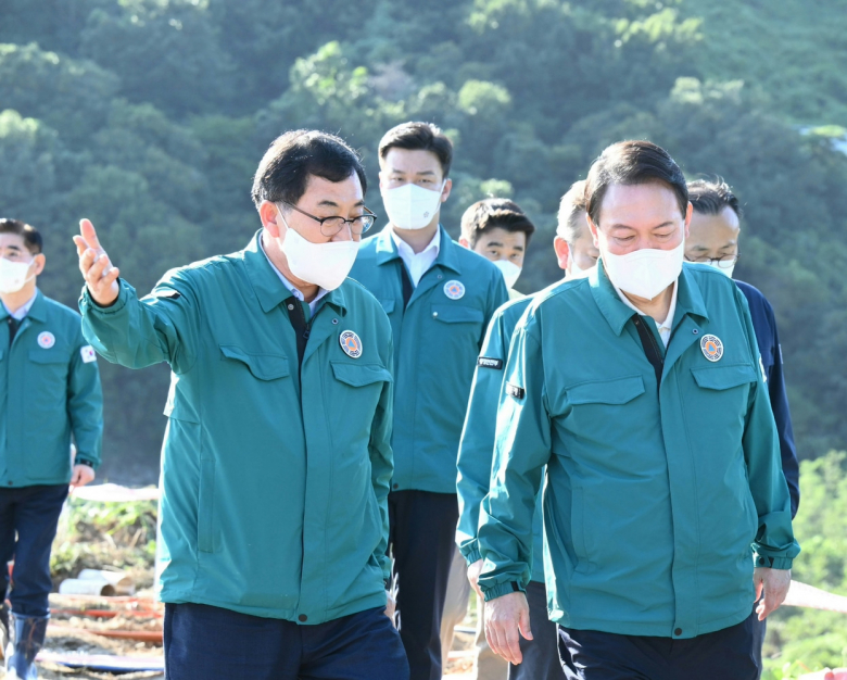 윤석열 대통령 왕신저수지 복구 현장 찾아.