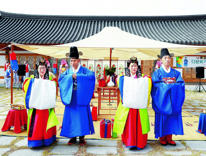 바르게살기운동영양군협의회는 16일 일월면 주실마을 지훈문학관에서 다문화가정 전통 혼례식을 개최했다. 이번 전통 혼례식은 결혼 이민자들 중 결혼식을 올리지 못하고 살고 있는 부부 2쌍에게 전통 혼례 자리를 마련해줌으로써 진정한 가정의 의미를 되돌아보고 한국전통혼례문화를 알리기 위해 개최됐다. 이날 전통 혼례식에는 여러 다문화가정과 신랑·신부의 가족, 친지 등 120여명이 함께하여 두 부부의 앞날을 축복했다.김연태기자
