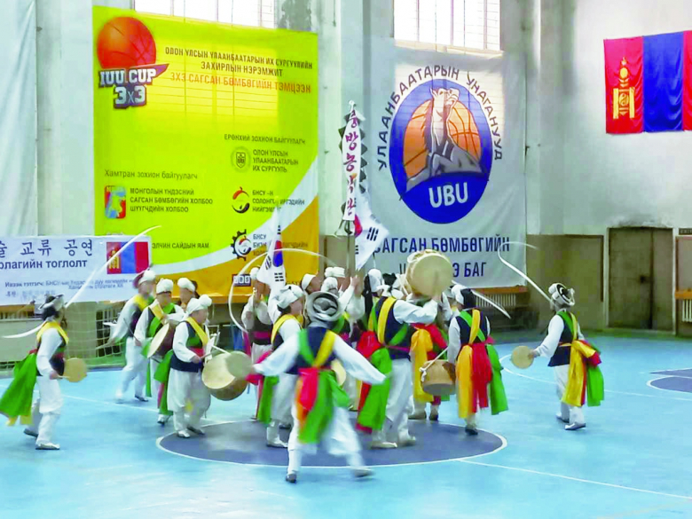 경산중방농악보존회는 지난 12일부터 16일까지 4박 5일 일정으로 몽골 울란바토르 국립문화예술대학과 후레대학교에서 문화예술 교류 공연을 했다. 이번 행사는 몽골 울란바토르에 있는 두 대학의 초청으로 이루어졌으며, 공연에서 길굿, 사물놀이, 중방농악판재, 대동놀이 등을 선보여 중방농악 단원과 대학생 등이 함께하는 흥겨운 공연이 펼쳐졌다.  이종구기자