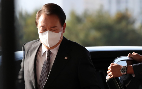 윤석열 대통령이 24일 서울 용산 대통령실 청사로 출근하고 있다. 뉴시스