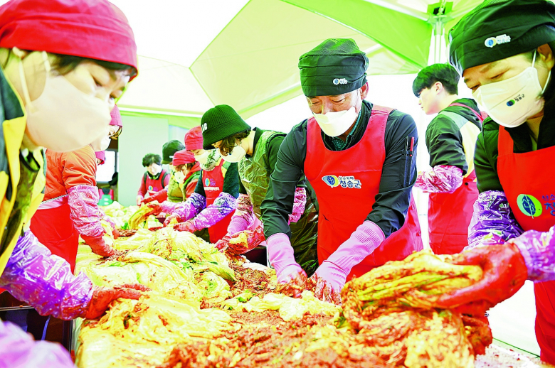 청송군은 15, 16일 청송군여성노인회관 옆 공터에서 ‘2022 사랑의 김장 나누기’ 봉사활동을 펼쳤다.  이번 봉사활동에는 청송군여성자원봉사회 회원 40여명이 참여하여 이틀 동안 800포기의 배추로 정성스럽게 김장을 준비했다. 겨울의 대표 밑반찬 김장은 깨끗하게 포장되어 식생활에 어려움을 겪고 있는 지역 내 장애인, 홀몸노인 등 180여 가구에, 회원들의 따뜻한 마음과 함께 전달될 예정이다.김연태기자
