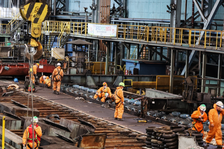 23일 포스코 포항제철소 직원들이 2열연공장 복구작업을 하고 있다.