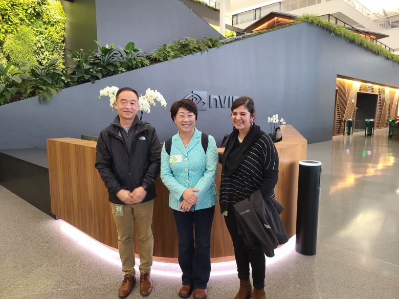이달희 경북도 경제부지사가 지난 9일 엔비디아 본사를 방문해 회사 임원들과 기념사진을 찍고 있다.