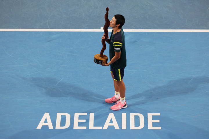 권순우가 14일 호주 애들레이드에서 열린 남자프로테니스(ATP) 투어 애들레이드 인터내셔널 2차 대회 결승전에서 우승한 뒤 트로피를 들고 있다. 뉴시스