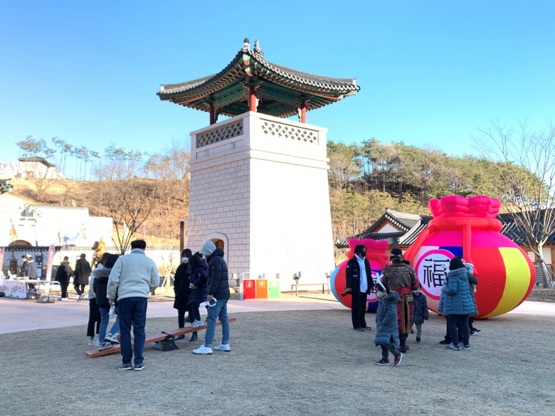 한국문화테마파크에서 설 연휴(1.21.~1.24.) 나흘간 열린  “산성마을의 설날” 특별 이벤트에 천여명의 가족 관광객이 몰렸다. 시는 고향을 찾은 가족들이 다 함께 즐기고 체험할 수 있는 설 맞이 민속놀이 체험 및 세배, 대형 복주머니 포토존, 청사초롱 및 복주머니, 연, 딱지 만들기, 팽이치기 등 다양한 체험 프로그램을 진행했다. 역대급의 강추위가 맹위를 떨치고 제법 먼 거리에 5,000원의 입장료도 있었지만, 매력적인 관광 콘텐츠에는 사람이 몰린다는 공식이 여지없이 들어맞았다. 시는 앞으로 여세를 몰아,  “산성마을의 어린이날 (5.5.~5.6.)”, “산성마을의 추석 (9.28.~10.1.)”, “산성마을의 크리스마스 (12.23.~12.24.)”등  연중 다채로운 프로그램을 펼칠 예정이다.이기화기자