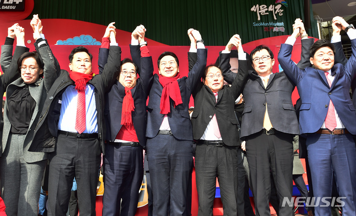 국민의힘 당권주자인 김기현(가운데) 의원이 1일 오후 대구 중구 서문시장에서 열린 당대표 후보 출정식에서 당원들과 기념촬영을 하고 있다.