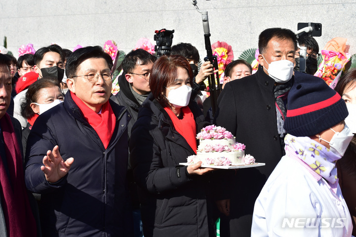 국민의힘 당권주자인 황교안 전 대표가 2일 오전 박근혜 전 대통령 생일을 축하하기 위해 대구 달성군 유가읍 사저를 방문하고 있다.
