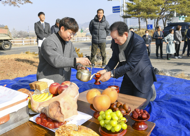 문경시4-H연합회는 8일 농업기술센터 전정 한국4-H운동 50주년 기념비 앞에서 ‘2023년 문경시4-H회 풍년기원제’를 개최하였다. 풍년기원제는 문경시4-H회원(연합회, 본부, 농우회) 50여명이 참석한 가운데 문경시의 농업의 풍년을 기원하는 의미를 담고 매년 개최하고 있다.이기화기자