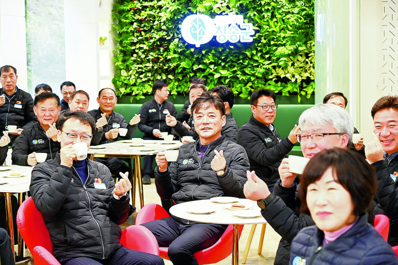 청송군은 13일 청송군청 1층에 새롭게 조성한 ‘산소카페 청송사랑방’의 개소식을 개최했다. 1993년 준공된 청송군청사는 행정수요 증가와 복지인력 확충 등으로 준공시보다 현재 청사 근무인력이 165%이상 증가되어 청사 내 사무공간이 협소해 2022년 하반기에 의회청사 이전과 조직개편을 실시 후 전면적인 사무실 재배치를 시행하였다. 김연태기자