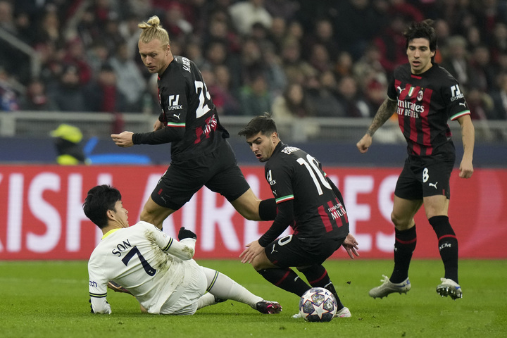 AC밀란(이탈리아)과의 유럽축구연맹(UEFA) 챔피언스리그(UCL) 16강 1차전 원정 경기에서 침묵한 손흥민(31·토트넘)이 평점 4~6점대를 받았다. 토트넘은 15일(한국시간) 이탈리아 밀라노의 산시로에서 치러진 밀란과의 2022~2023시즌 UCL 16강 1차전 원정 경기에서 0 대 1로 졌다. 뉴시스