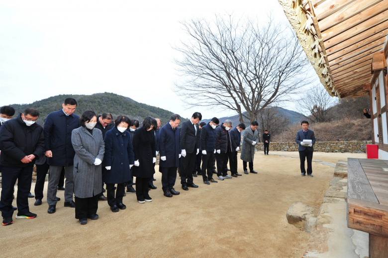 군위군은 지난 16일 김수환 추기경 선종 14주기를 맞아 추기경 생가에서 추모 행사를 진행했다. 김진열 군수, 박수현 군의회의장, 이정욱 신부, 군의원, 간부 공무원 등이 참석하여 헌화와 묵념을 하였고 추기경의 생애를 다시 되짚어보는 시간을 가지며 고인을 추모하고 안식을 기원했다. 김수환 추기경은 8남매 중 막내로 대구 외가에서 태어나, 군위보통학교를 졸업하고 현재 대구가톨릭대 전신인 성 유스티노신학교에 입학할 때까지 어린 시절을 군위에서 보냈다.박효명기자