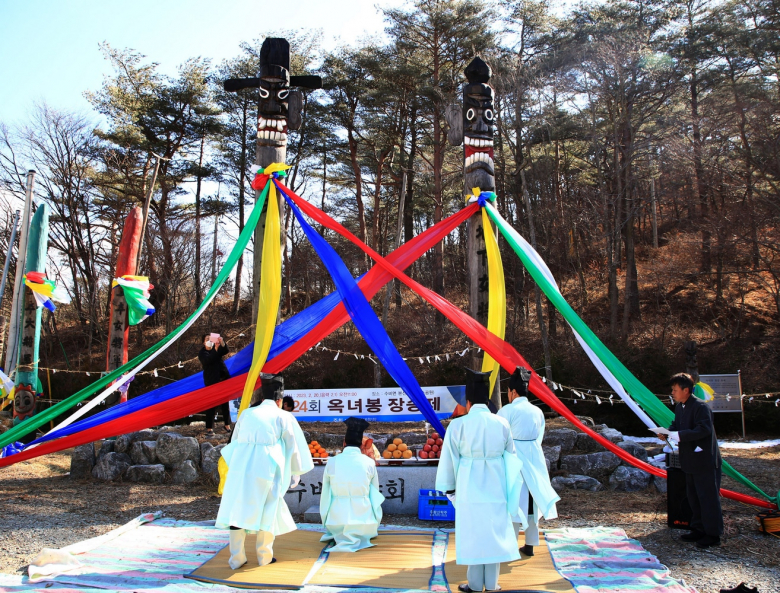 영양군 수비면 애향회는 20일 수비면 본신리 옥녀봉에서 지역전통문화인 장승제를 계승 발전시키고 한 해 농사의 풍년과 지역주민의 안녕을 기원하는 ‘제 24회 옥녀봉 장승제’를 개최했다. 옥녀봉 장승제는 매년 2월 1일(음력) 정성스럽게 마련한 제물로 장승제례를 치루고, 지신밟기 등 액운을 물리치는 행사와 함께 참석자 모두 마련한 음식을 함께 나누며 덕담을 나누는 화합의 시간을 가진다.김연태기자