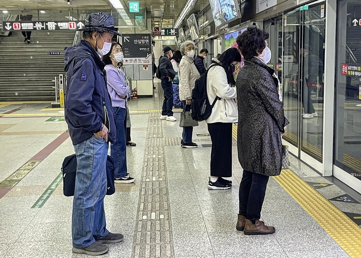 대구 지하철 2호선 반월당역 승강장에서 마스크를 착용한 시민들이 지하철을 기다리고 있다.