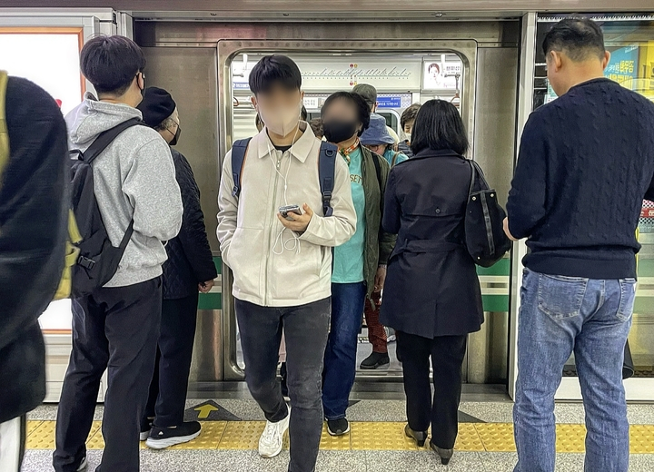 대구 지하철 2호선 반월당역 승강장에서 마스크를 착용한 시민들이 지하철에서 내리고 있다.