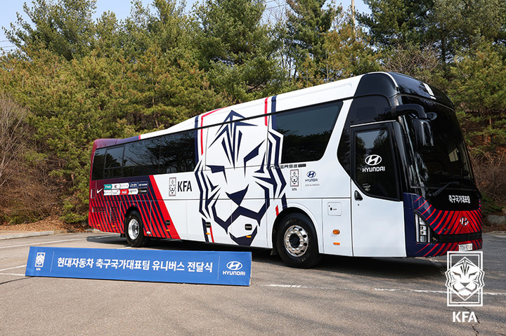 새롭게 출범한 축구 국가대표팀 클린스만호에 새 전용버스가 전달됐다. 대한축구협회는 20일 파주NFC에서 이영표 부회장, 위르겐 클린스만 감독, 유원하 현대자동차 부사장이 참석한 가운데 대표팀 버스 전달식을 개최했다. 현대자동차가 모기업인 K리그 전북 현대팀 소속 국가대표 백승호, 김문환 선수도 참석했다. 새로 제공한 버스는 28인승 고속버스 '유니버스(Universe)'다. 이 버스는 국가대표팀 전용버스로 활용될 예정이다. 현대차는 1999년부터 25년째 대한축구협회를 후원하고 있다. 국제축구연맹(FIFA) 공식 파트너사인 현대차는 지난해 친환경차량 아이오닉5를 업무용 차량으로 대한축구협회에 제공하기도 했다.