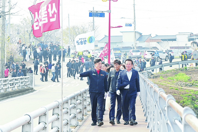 청송군은 진보면 광덕리 주민들의 오랜 숙원사업인 ‘광덕교 인도교 설치’를 마무리 하고, 지난 7일 개통기념식과 벚꽃길 걷기행사를 가졌다. 군은 진보면 광덕교에 인도가 없어 차량 통행 시 사고위험에 노출되는 환경을 개선하기 위해, 지난해 4월 예산 6억을 확보하고 10월부터 올해 1월까지 3개월에 걸쳐 총연장 360m, 폭 2.0m, 전망데크 2개소인 인도교를 설치했다.김연태기자