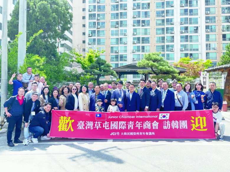대만 초둔 국제청년상회(JCI) 방문단이 지난달 26일부터 29일까지, 영주 JCI와의 우호교류 증진을 위해 영주시를 방문했다. 이번 방문에는 대만 초둔 국제청년상회 뢰국명(賴國銘) 회장 등 24명의 방문단이 시를 방문해, 영주시 JCI와의 민간교류차원의 교육 및 문화교류 등 우호교류활동 추진 등을 모색했다. 대만 초둔 JCI는 영주 JCI와 지난 1982년부터 교류를 시작, 42년 동안 상호 방문을 통해 양 도시를 대표하는 모범적인 청년단체의 위상을 보여주며 지도역량을 길러 복지사회를 이룩하는 JCI의 기본이념을 실천해왔다. 방문단은 3박 4일의 영주 체류일정 동안 영주시·영주시의회와 간담회를 갖고 선비세상 관람 및 근대골목 등 시 일원을 탐방하며 지역 문화체험의 시간을 가졌다. 금인욱기자