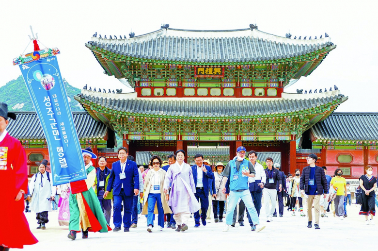 조선왕실의 장태문화를 들여다볼 수 있는 「세종대왕자태실 태봉안 행차 재현행사」가 2일 울 경복궁 및 광화문광장 일대에서 열렸다. 『세종대왕자태실 태봉안 행차 재현행사』는 세종대왕자의 태(胎)를 안태사 일행이 서울을 출발하여 장태지인 성주까지 태를 봉안하는 의식을 재현하는 행사로, 경복궁 교태전에서 세태의식(세종대왕자의 태를 씻는 의식), 강녕전에서 태봉지 낙점 및 교지선포, 태를 누자에 안치하는 의식 순으로 진행되었으며, 세종대왕 왕자들의 태를 전국 최고의 길지인 성주로 묻으러 가는 행렬을 광화문에서 세종대로사거리까지 재현하였다. 또한 광화문광장에서는 타악 퍼포먼스 ‘천·지·인의 소리’, 오리지널 드로잉쇼 ‘세종대왕자 태실을 그리다’, 국악그룹 이상의 ‘어반풍류’ 등 다양한 공연을 선보이며 관광객들의 눈길을 사로잡았다. 윤기영기자