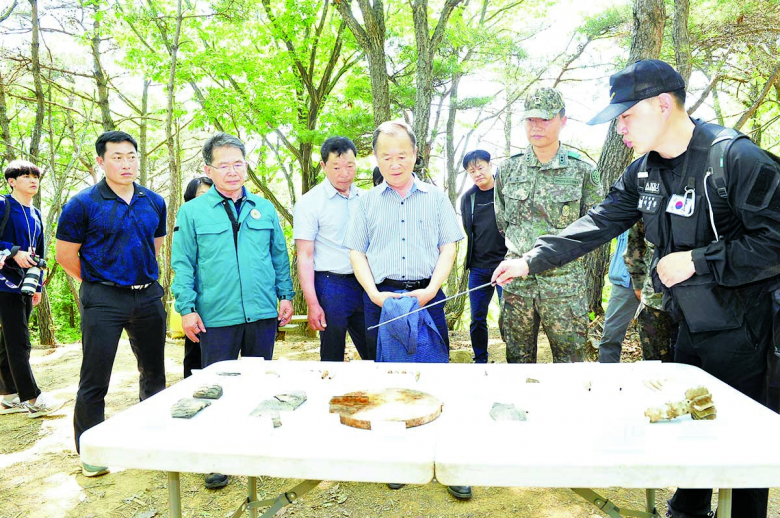 김진열 군위군수가 지난 15일 재향군인회, 민주평통 회원과 함께 효령면 장기리 6·25전사 유해발굴 현장을 찾아 국방부 유해발굴감식단 장병들을 격려하였다. 금번 유해발굴은 지난 4월 18일 개토식을 시작으로 4월 24일부터 5월19일까지 진행하고 있다. 이번 유해발굴 작업으로 부분 유해 5구와 유품 110종이 발굴되었다. 이번 유해발굴현장은 6·25 당시 국군 6사단 7연대가 대구를 조기에 점령하기 위하여 남하하던 북한군 1사단을 격퇴한 곳이다. 박효명기자