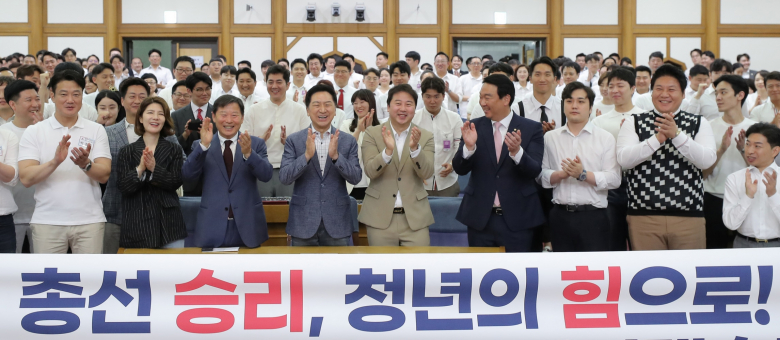 김기현 국민의힘 당대표와 참석자들이 3일 오전 서울 영등포구 국회의원회관에서 열린 국민의힘 중앙청년위원회 발대식에서 총선 승리 결의대회를 하고 있다. 뉴시스