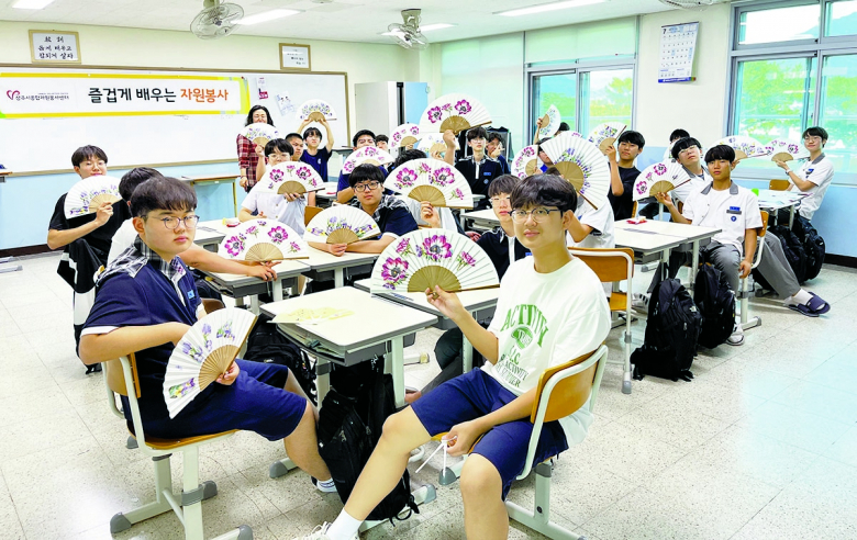 상주시종합자원봉사센터와 상주고등학교는 지난 12일 1~2학년 재학생 총 260명을 대상으로 11개 운영기관과 협력하여‘자원봉사 체험학교’를 운영했다. 상주고등학교의 교육 의뢰로 진행된 이번 자원봉사 체험학교는 상주시종합자원봉사센터에서 7개 분야(자원봉사 이해, 노인, 장애인, 안전, 환경, 역사·문화, 보건·의료)로 구성하여 학년별로 체험형 자원봉사 교육을 제공했다.  김학전기자