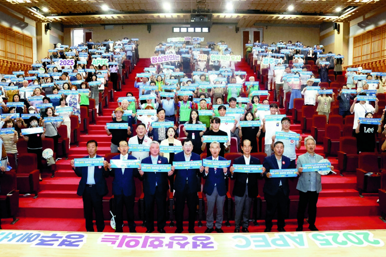 2025 APEC 정상회의 개최도시 선정을 앞두고 지자체 간 유치 경쟁이 본격화되는 가운데, 민간이 주도하는 유치 열기가 경주를 뜨겁게 달구고 있다.  시는 20일 화랑마을 기파랑관에서 APEC 정상회의 경주 유치 범시민추진위원회가 주관하는 ‘APEC 정상회의 시민특강’이 지역사회 각계 각층 시민 500여명이 참여한 가운데 성황리에 열렸다고 밝혔다. 이번 시민특강은 2025 APEC 정상회의에 대한 시민의 이해를 넓히고, 경주 유치에 대한 분위기와 공감대를 확산하고자 범시민추진위원회와 유치를 희망하는 시민들이 합심해 자발적으로 기획됐다. 이날 특강에서는 APEC 정상회의의 의미와 특징, 추진경과 및 향후계획, 경주 유치의 당위 등에 대한 보고가 있었다. 이어 최정자 동국대WISE캠퍼스 호텔관광외식경영학부 교수의 ‘APEC  정상회의 유치와 국제관광도시 경주의 성장’이라는 주제 강의가 펼쳐졌다. 시 유치관계자는 “태평양 연안 21개국이 참여하는 APEC 정상회의는 전 세계 교역량의 48%, 국내총생산(GDP)의 62%를 차지하는 세계 최대 규모의 지역협력체”라며 “정상회의 유치 시에는 도내 생산유발효과 9720억원, 부가가치유발효과 4654억원, 고용 창출로는 7908명의 일자리가 생길 것”으로 전망했다. 또 APEC 정상회의가 반드시 경주에서 개최되어야 하는 이유로는 △대한민국의 품격을 높일 가장 한국적인 도시 △대한민국의 미래를 열어갈 포용적 성장과 지방 균형발전 △대한민국을 넘어 세계로 나아가는 준비된 국제회의도시 △ 정상 경호와 안전의 최적 모델 △대한민국 에너지 정책과 경제발전 경험 공유 등을 내세웠다. 주제 강연을 맡은 최정자 교수는 다른 유치도시와의 경쟁 우위를 주장하기보다는 먼저 경주만의 강점과 차별성을 전략적으로 내세우며, 준비단계에서부터 지속가능 성장을 위한 레거시 전략을 세워야 한다고 주장했다.  서경규기자