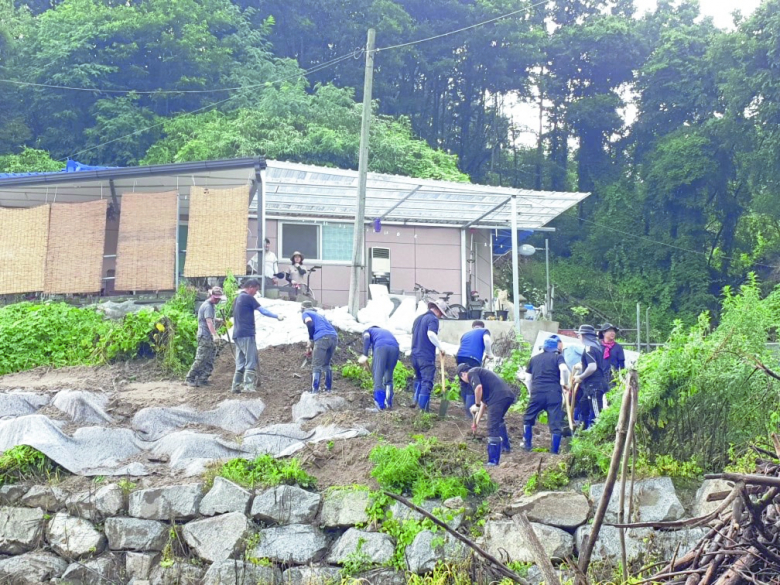 수해로 어려움을 겪고 있는 영주지역 피해복구를 위해 경주시 공무원 40여명이 지난 25일부터 자발적 지원에 나섰다. 영주는 지난 13일 이후 지속된 집중호우로 예천, 문경 등을 비롯한 경북 북부 지역에 인명 및 재산피해가 집중됐던 곳이다. 이들은 25일 무덥고 습한 날씨에도 불구하고 영주 장수면 반구리 호우 피해지역 일원에 투입돼 주택 인근 토사 정리와 배수로 정비 작업을 실시했다. 또 토사유출 2차 피해를 사전에 예방하고자 마대 쌓기 작업과 방수포 설치도 병행하며 힘을 보탰다. 시는 우선 다음달 4일까지 국별로 나눠 40여명 규모로 인력을 지원하고 향후 복구 진행상황을 감안해 지원 기간과 규모를 늘릴 방침이다. 한편 한국자유총연맹 경주시지회 회원 30명은 지난 22일 문경 동로면 일대를 찾아 수해복구 활동에 구슬땀을 흘렸다. 주낙영 시장은 “오늘의 노력이 수해로 상심이 큰 영주시민들이 안전하게 일상으로 돌아오는 데에 조금이나마 보탬이 되길 바란다”며 “이번 위기를 극복할 수 있도록 복구 지원에도 최선을 다 하겠다”고 말했다. 서경규기자