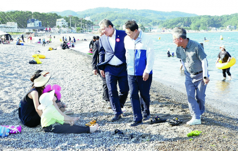 주낙영 경주시장이 최근 지역 해수욕장을 찾아 안전관리 요원과 해수욕장 번영회, 의용소방대, 바다시청근무자 등 관계자를 격려했다. 주 시장의 이번 해수욕장 방문은 현장 근무자와 소통하며 근무자들의 노고에 감사의 뜻을 전달하기 위해 마련됐다. 이날 격려 방문에는 이철우 시의장과 시의원도 동행했다.  주 시장이 방문한 해수욕장은 △양남 관성솔밭해변 △봉길대왕암해수욕장 △나정고운모래해수욕장 △오류고아라해수욕장 등 총 4곳이다. 이와 함께 주 시장은 해수욕장 편의시설 및 인명구조 장비관리 실태도 꼼꼼히 확인했다. 주낙영 시장은 “가만히 서 있기도 힘든 폭염에도 피서객들의 안전을 위해 애쓰시는 구조대원과 관계자 여러분의 노고에 진심으로 감사드린다”고 밝히면서 현장 근무자들을 격려하고 음료와 간식 등을 전달했다.  서경규기자