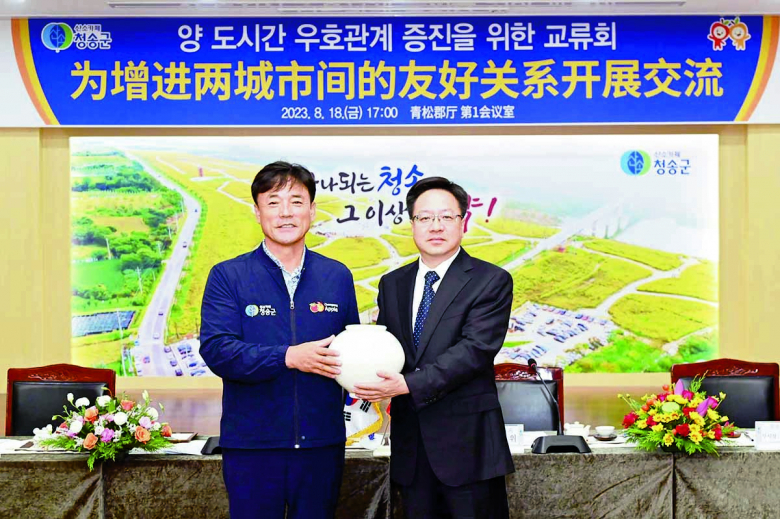 청송군의 국제 자매결연 도시인 중국 강소성 숙천시 대표단(중공숙천시위원회 서기 진충위 외 10명)이 지난 지난 18, 19일 이틀간의 일정으로 청송군을 방문했다.  숙천시 대표단은 양 도시 간 우호관계 증진을 위한 교류방안을 논의하기 위해 청송을 찾았으며, 방문 기간 중 농업기술 향상 및 미래농업 모델 개발을 위해 선도 사과농가, 사과유통시설 등을 견학하는 시간을 가졌다. 특히 양 도시의 공동 관심사인 문화, 관광, 교육, 농업 등 다양한 분야에 대한 상호이해와 우의를 더욱 돈독히 하고, 향후 호혜평등의 원칙에 따라 다양한 형식의 교류와 협력을 활발히 추진해 나가기로 했다.  김연태기자