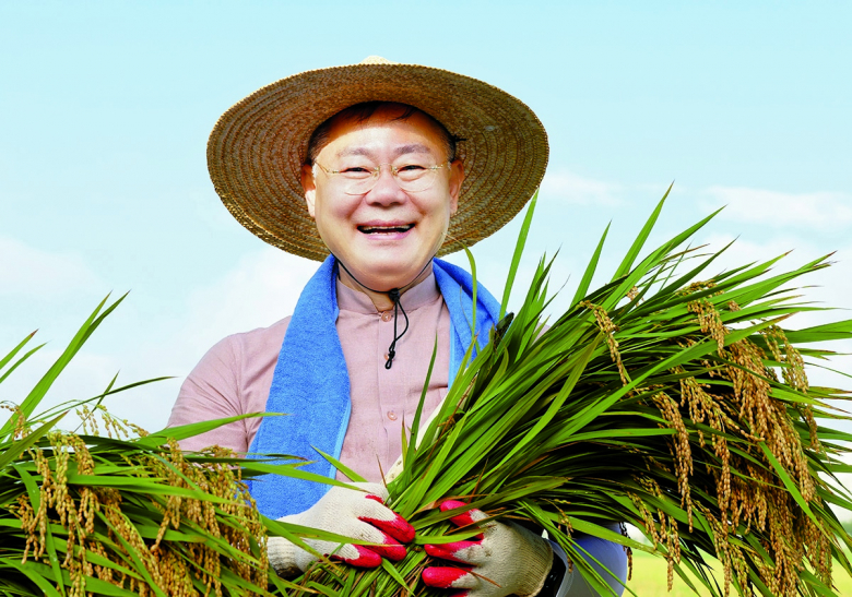 “어려운 농업 현실에도 무더위와 싸우며 땀방울로 결실을 맺은 농가의 노력에 감사드립니다.” 김재욱 칠곡군수는 지난 25일 왜관읍 삼청리 한백황토쌀 이기식 대표의 논에서 열린‘칠곡군 첫 벼베기 행사’에 참가해 풍년 농사를 기원했다. 이날 수확한 벼 품종은 조생종인 조명 1호로 도복에 강하고 밥맛이 우수하며 추석 전 햅쌀용으로 조기 수확이 가능한 품종이다. 강미선기자