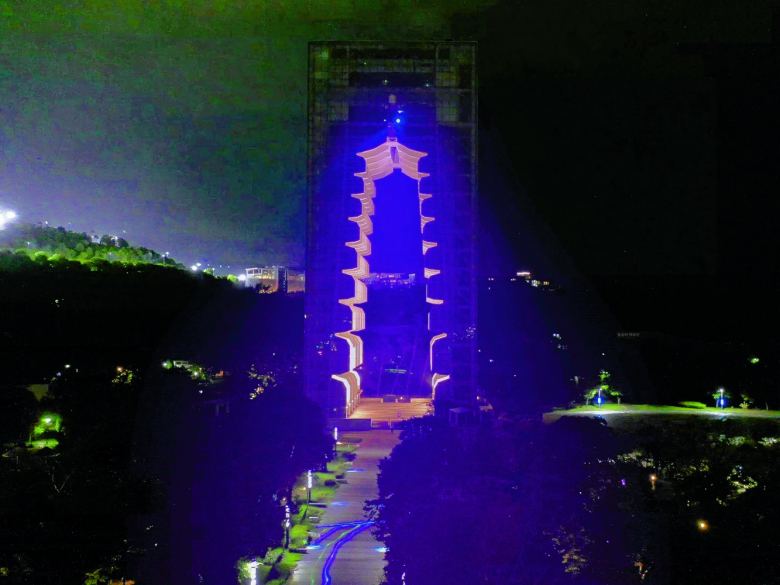 경북도문화관광공사(이하 공사)는 경주엑스포대공원 경주타워에서 레이저 쇼를 진행하고 있다고 밝혔다. 경주타워 레이져 쇼는 야간 관람객들에게 볼거리 제공과 함께 경주 보문지역 야간관광 활성화를 위해, 매일 저녁 일몰 후부터 밤 10시까지 운영된다. 타워 전망층에 설치된 레이저는 초록색과 보라색의 빛을 상하좌우로 비추며 경주엑스포대공원의 밤을 빛으로 꾸미고, 타워 앞 주작대로와 왕경 숲을 신비로운 빛의 공간으로 바꿔 놓는다. 서경규기자