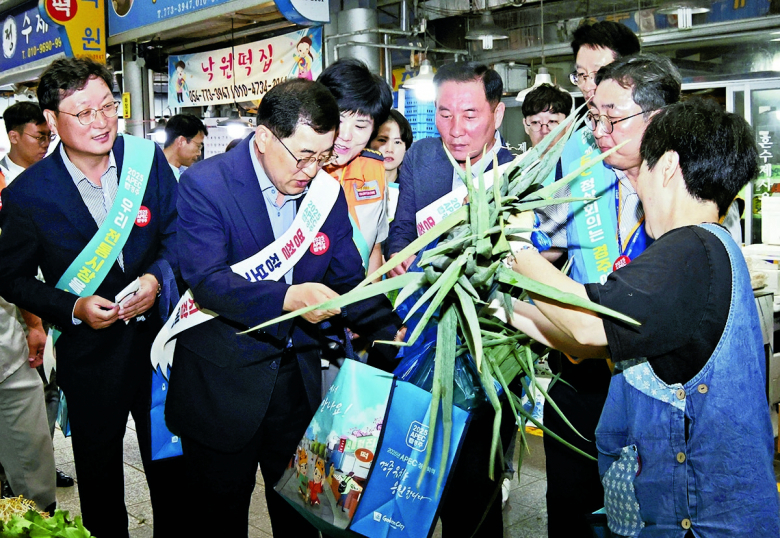 경주시가 추석 연휴를 맞아 전통시장 장보기 행사로 지역상권 살리기에 안간힘을 쓰고 있다. 주낙영 경주시장이 추석을 나흘 앞둔 25일 성동시장을 찾아 추석 장을 보며 경기침체로 어려움을 겪고 있는 전통시장 상인들을 응원했다. 경주시장은 수제강정, 떡집, 감자, 대파, 양파 등을 ‘온누리상품권’과 지역 화폐인 ‘경주페이’를 번갈아 사용하며 이들 물품들을 구입했다. 이날 구입한 추석 물품들은 나눔 문화 확산을 위해 복지시설 등에 전달됐다. 이번 장보기 행사는 전통시장에 생기를 불어 넣어 고물가 속에 어려움을 겪고 있는 지역 소상공인들에게 보탬이 되고자 마련됐다. 서경규기자