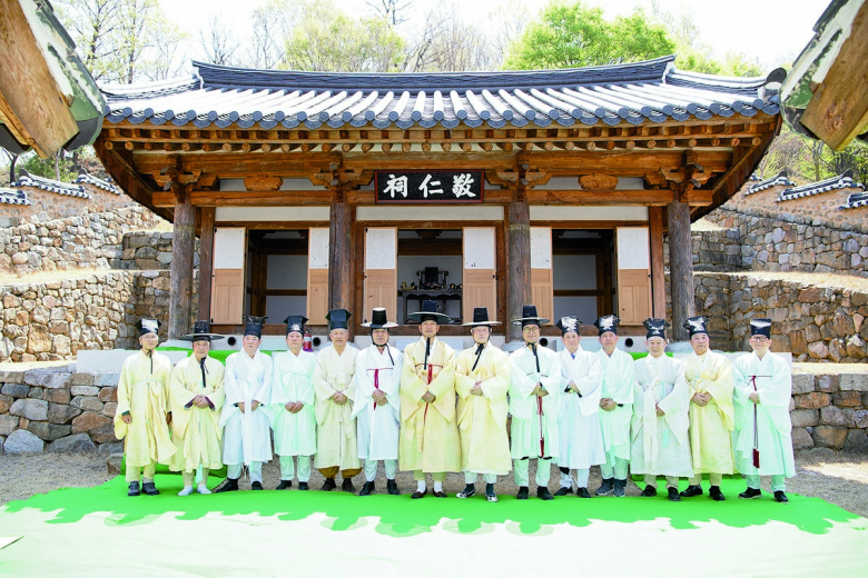 구미시는 지역의 대표 독립유공자인 왕산 허위 선생의 순국 제115주기를 맞아 국내외 후손 13명을 초청해 19일부터 3박 4일 일정으로 다양한 프로그램을 진행한다. 이번에 방문하는 후손은 러시아, 키르기스스탄, 캐나다 등 해외 거주 후손 10명, 국내 거주 후손 3명 등 총 4개국 13명이며, 2006년 특별귀화해 한국에서 2년을 거주하고 2011년 키르기스스탄으로 돌아간 허 블라디슬라브(허위 선생의 손자) 씨가 구미를 다시 방문한다. 이번에 구미를 방문하는 허미라(증손녀, 러시아 거주) 씨는 허위 선생의 초상화 원본을 기증할 예정이다. 허미라 씨는 증조할아버지 예우에 최선을 다하는 구미시에 항상 감사한 마음을 가지고 있으며, 이번 기회에 그 마음을 전하고 싶어 작품을 기증하기로 했다. 김학전기자